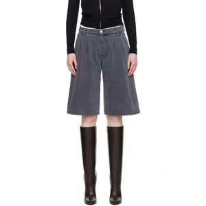 Shorts en jean gris pour femme, coupe large et droite, plissés, avec rivets, par un fabricant de jeans - Product Image 1