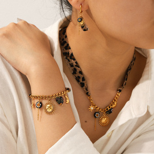 Collar y Pulsera de Cadena Cubana con Colgante de Estrella de Ocho Puntas Sol y Luna de Acero Inoxidable y Tela con Estampado de Leopardo - Product Image 1