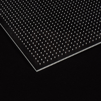 Plaque de verre de quartz fondu perforé transparente sur mesure à haute transmission lumineuse, pureté 99,999 %, forme circulaire pour applications solaires