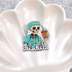 เข็มกลัดโลหะรูปโครงกระดูก แพทย์ แบบกำหนดเอง RN,DNR ชุดแพทย์ผ่าตัด หูฟังแพทย์ เข็มกลัดเคลือบ ป้ายติดเสื้อ ขายส่ง - Product Image 2