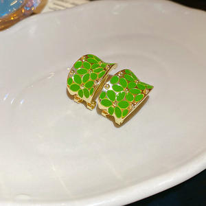 Bonitos pendientes de moda minimalistas, joyería de verano, flor verde, pendientes de tuerca en forma de C para mujer - Product Image 2