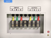 Stabilisateur de tension triphasé AC 60 kVA 80 kVA 100 kVA en cuivre SVC, large plage d'entrée, protection contre les surcharges pour usage industriel