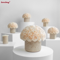 Lovebay – Fleurs éternelles de haute qualité dans un vase en travertin – Roses préservées longue durée dans un vase en pierre