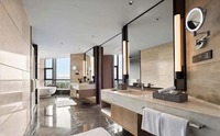 Ensemble de chambre d'hôtel au design moderne, lit king size, mobilier en bois contemporain, literie en coton, usage commercial, garantie 5 ans, ottoman