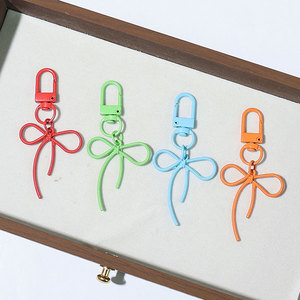 Porte-clés DIY en alliage creux en forme d'arc avec pendentif cœur coloré, tendance mode, style mignon pour fille, breloque de sac - Product Image 3