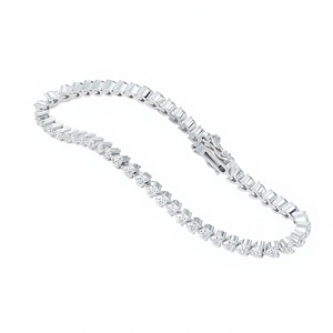 Bracelet tennis KIVORA en argent S925 de 2 mm avec moissanite rose en forme de cœur - Pierre centrale en forme de cœur, sertissage à griffes, chaîne entièrement pavée, unisexe - Product Image 2
