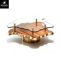 Table basse à double plateau avec un design en forme de mouton, dessus en placage de bois et verre transparent, avec une base en acier inoxydable doré