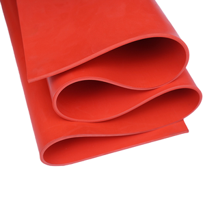 صفائح مطاطية طبيعية حمراء اللون من المصنع مباشرة، مقاومة للضغط العالي وممتصة للصدمات ومرنة - Product Image 1