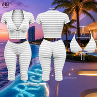 Conjunto de playa a rayas de 3 piezas para mujer: bikini halter, top corto y pantalones capri de cintura alta. Ideal para vacaciones de verano y descanso. Conjunto a juego al por mayor.