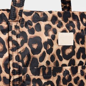 Sac fourre-tout grande capacité imprimé léopard, imperméable et écologique, personnalisé pour femme, sac à bandoulière pour le shopping et les voyages, réutilisable avec fermeture éclair - Product Image 2