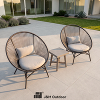 J&M T714A Modernes Rattan-Lounge-Set mit Kaffeetisch Dreiteiliges Set Metallrahmen Outdoor-Terrassen-Teetisch Zwei Einzelne Klappbare Stühle