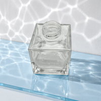 Bouteille diffuseur d'arômes moderne en verre transparent carré 100 ml avec base lourde et col vissé pour diffuseur à bâtonnets