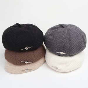 Béret en Laine pour Femme, Nouveau Style Automne Hiver, Bonnet à Huit Panneaux avec Broche Cœur, Tendance, Style Peinture - Product Image 2