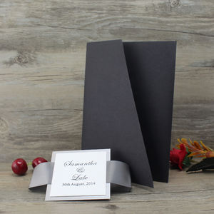 Élégantes cartes d'invitation de mariage personnalisées noires à trois volets avec bande de maintien et cartes RSVP - Product Image 4