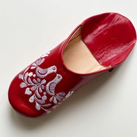 Babouches marocaines en cuir véritable pour femme, style imprimé rouge, lumineuses, chaudes, respirantes, avec embout en acier, pour la maison, hiver, printemps, été