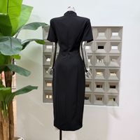 Vente en gros de vêtements de boutique : Nouvelle robe d'été tendance pour femme, col montant, simple boutonnage, coupe ajustée aux hanches