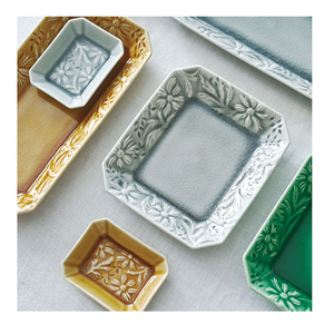 Service de table marguerite relief aspect émail assiette carrée en céramique pour restaurant - Product Image 1