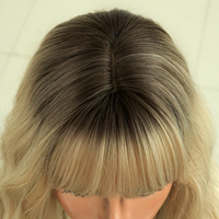 Pelucas de Cabello Sintético de 22 Pulgadas, Ondulado Largo con Flequillo Recto, Ombre de Raíz Oscura a Rubio Miel, Fibra Resistente al Calor, Aspecto Natural Mate