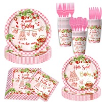 Lot de vaisselle jetable sur le thème de la fraise pour baptême : assiettes en carton, gobelets, nappe et bannière pour la décoration de fête de bébé fille