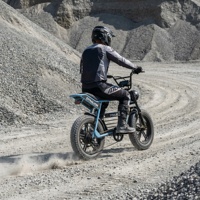 Vélo électrique tout-terrain robuste de style Scrambler avec pneus larges et suspension avant, idéal pour les routes de carrière