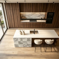 Meuble de cuisine moderne en placage de noyer sans poignées, îlot de cuisine en marbre mosaïque, comptoir de bar pour villa, cuisine ouverte