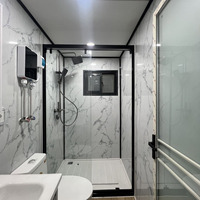 Maison conteneur extensible de 40 pieds avec salle de bain, cuisine, salon et usage scolaire alimentés à l'énergie solaire - Maison écologique en panneaux sandwich