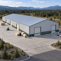 Entrepôt en acier robuste pour le bois et les matériaux de construction avec portes à large ouverture et hall de stockage à portes courtes.