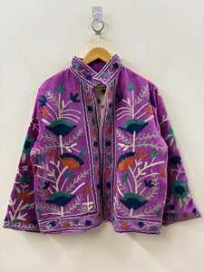 เสื้อแจ็คเก็ตปักลายสัตว์ผ้ากำมะหยี่สีม่วง แต่งลูกไม้ สำหรับฤดูหนาว งานแฮนด์เมด ผู้ผลิต OEM ส่งออกจากอินเดีย บรรจุใยฝ้าย - Product Image 1