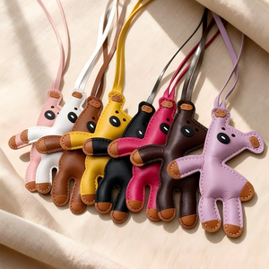 Llavero de coche con forma de oso de peluche de dibujos animados, duradero, de cuero PU, colgante para decoración de bolsos - Product Image 3