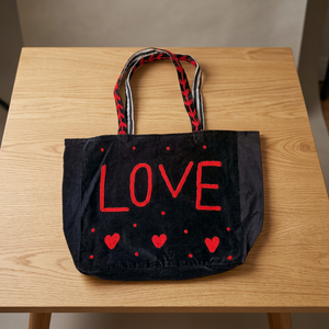 Sac fourre-tout en velours noir avec broderie cœur rouge, détails mode, fermeture ouverte, doublure en polyester, idéal pour le shopping toutes saisons - Product Image 3