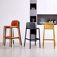 Tabouret haut moderne et minimaliste en plastique, chaise de bar pour la maison, sensation de luxe léger, confortable pour une longue assise, avec dossier pour îlot de cuisine ou caisse.