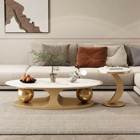Table basse de style nordique moderne de luxe avec structure en métal, plateau en pierre frittée blanche, design ovale écologique et durable pour salon