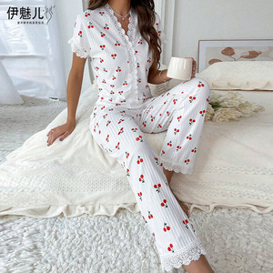 Pijamas de estilo europeo y americano para mujer, camiseta sexy con cuello en V y estampado de cereza, pantalones ajustados, ropa de estar por casa para otoño e invierno - Product Image 3