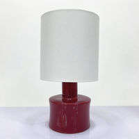 Lampe de table de base en céramique rouge d'abat-jour de tissu blanc de vente chaude pour le café de bureau de décoration à la maison