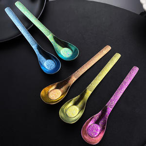 Cuchara de Sopa de Titanio Puro con Textura Martillada, Forma de Lingote, Patrón de Flor de Hielo Cristalizado, Acabado Oxidado, Versión Coloreada - Product Image 3
