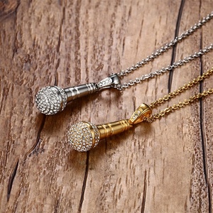 Collar con Colgante de Zirconia Chapado en Oro y Acero Inoxidable con Cadena de Eslabones en Forma de Micrófono, Diseño Moderno para Hombre - Product Image 3