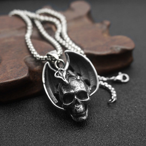 Collier Pendentif Crâne Ailé du <span class=keywords><strong>Diable</strong></span> <span class=keywords><strong>de</strong></span> Pâques Vintage en Acier Inoxydable Plaqué Or 18 carats, Bijoux <span class=keywords><strong>de</strong></span> Mode Raffinés pour Hommes, Vente en Gros - Product Image 1