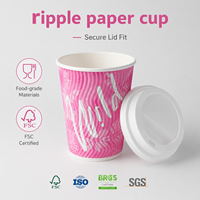 Gobelet en papier kraft écologique à triple paroi, biodégradable et recyclable, pour café, petit-déjeuner, à emporter, de la part d'un café torréfacteur moderne et professionnel.