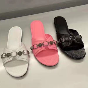 2023 sandalias de lujo de diseñador para mujer gótico viento remache tacones bajos punta plana punta abierta zapatillas tacones altos tendencia de moda Primavera - Product Image 1
