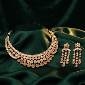 Ensemble collier ras-de-cou élégant et tendance en laiton plaqué or avec moissanite et boucles d'oreilles pendantes assorties pour mariée et mariage - Product Image 1