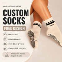 Chaussettes antidérapantes pour femmes avec logo personnalisé, chaussettes de Pilates beiges avec double bordure rayée noire, chaussettes antidérapantes pour l'entraînement au Pilates Reformer