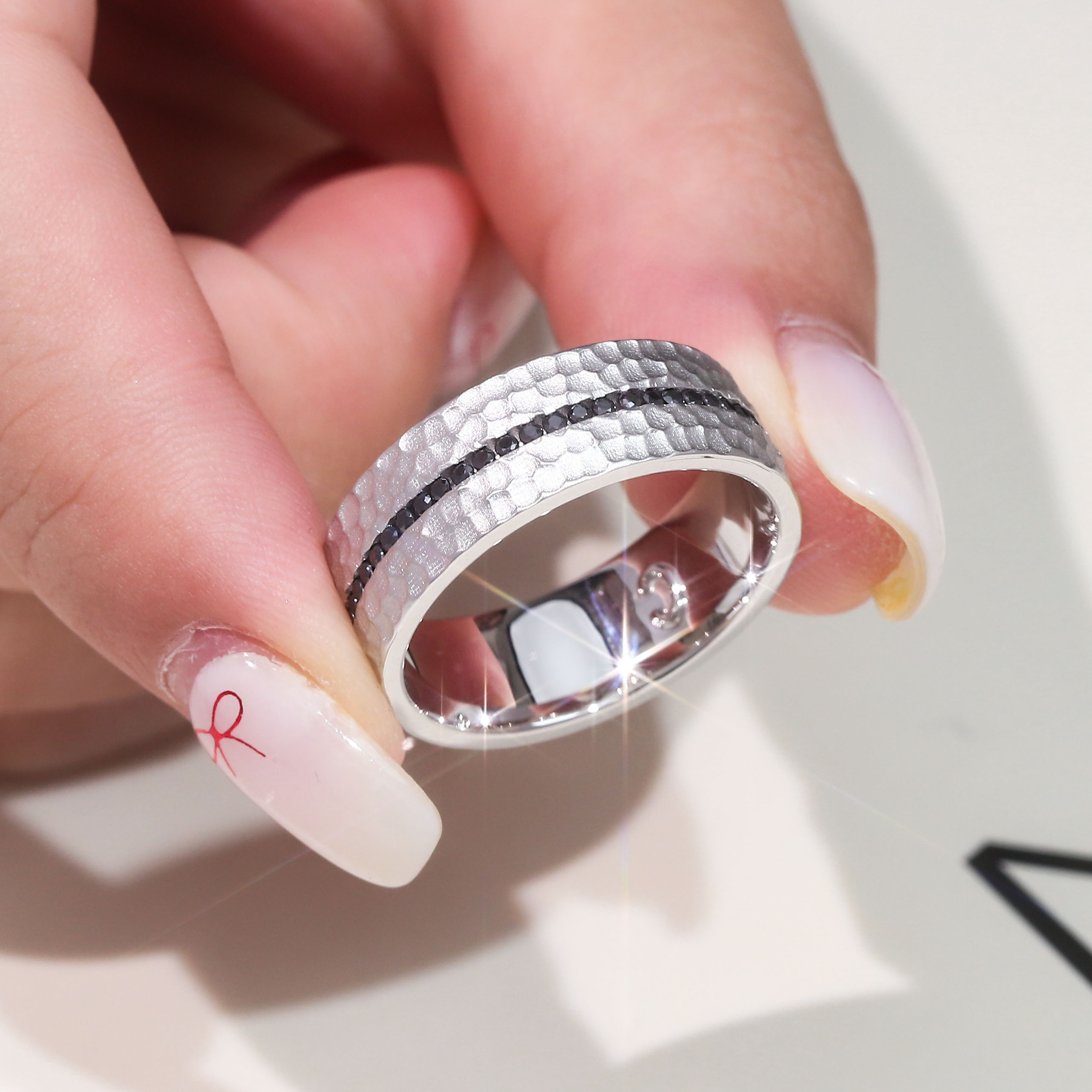 Anillo de oro de 10 quilates con moissanita y diamantes.