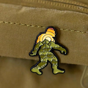 Sasquatcher Bigfoot fabrication <span class=keywords><strong>en</strong></span> gros motif de <span class=keywords><strong>montagne</strong></span> épinglettes <span class=keywords><strong>en</strong></span> métal personnalisé mode dur doux émail broche pour vêtements - Product Image 3