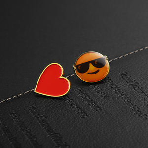 Venta al por mayor de resina epoxi Pin insignia sonrisa personaje en forma de corazón pequeños pines chapado en oro 2d 3D Pines de solapa para recuerdos - Product Image 6