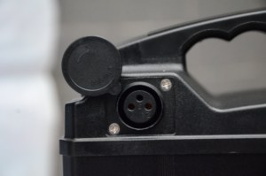 Boîtier de <span class=keywords><strong>batterie</strong></span> de vélo électrique ALX129 amélioré, type « Silver Fish », vide, compatible 36V-72V 18650/21700/Blade, en ABS renforcé et alliage d'aluminium, résistant aux chocs - Product Image 6