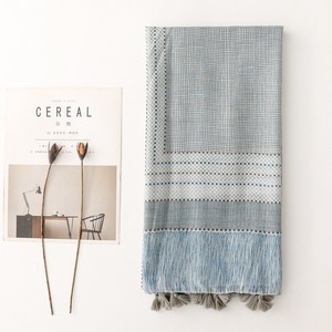 Pañuelo de moda azul-gris con patrón geométrico a cuadros pequeños pintado a mano, accesorio de viaje, chal. - Product Image 5