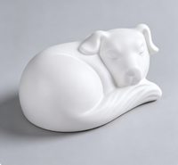 Urne funéraire en céramique blanche pour animaux de compagnie, forme chien couché, gravure personnalisée, OEM ODM, conteneur commémoratif pour animaux, vente en gros