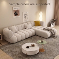 Canapé trois places droit en velours mat de style italien minimaliste, inspiré du Wabi-sabi, avec motif clavier de piano pour salon