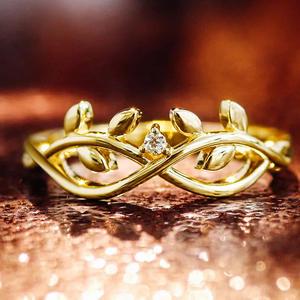 Anello da Donna in Oro Giallo con Diamante Taglio Brillante Rotondo Colore G Naturale Stile Romantico per Fidanzamento - Product Image 2