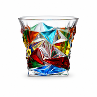 Verre à whisky géométrique coloré au design élégant et moderne, idéal pour le bourbon, le scotch et les cocktails, personnalisable dans les pubs